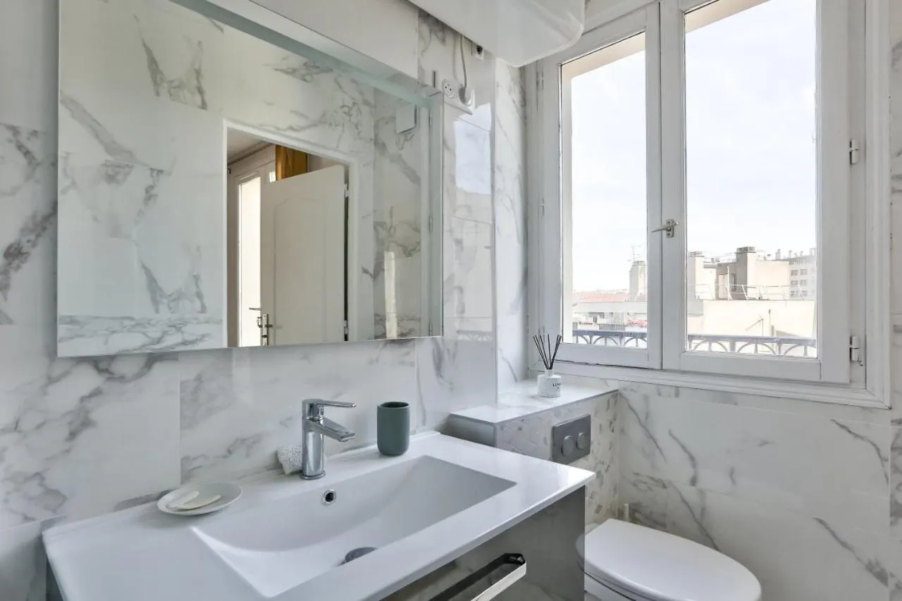Beautiful Apartment In Belleville  Paříž